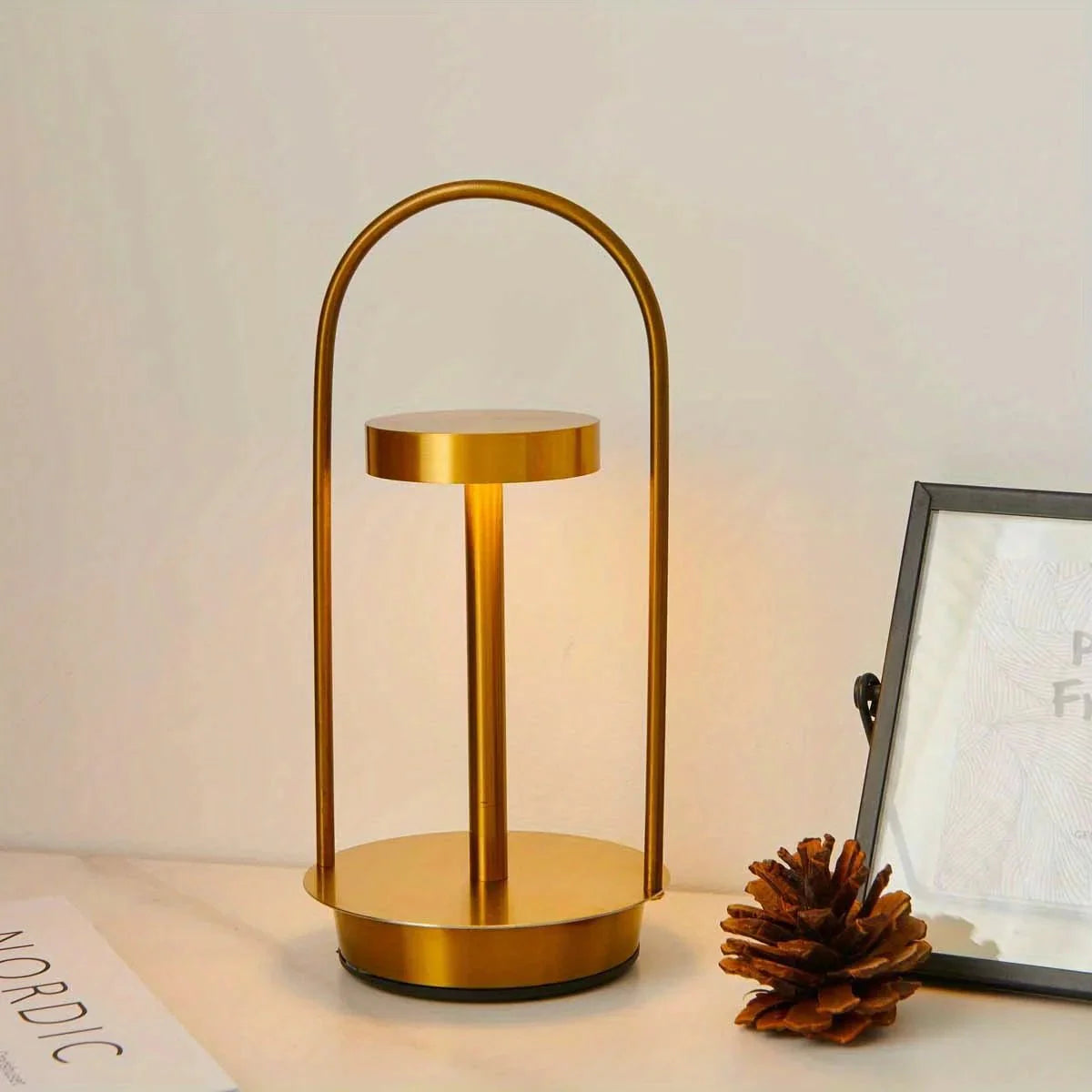 Adrien Moderne Draagbare Tafellamp-DecorDutch-Goud-DecorDutch
