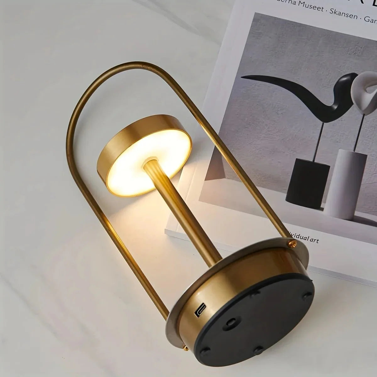 Adrien Moderne Draagbare Tafellamp-DecorDutch-Goud-DecorDutch